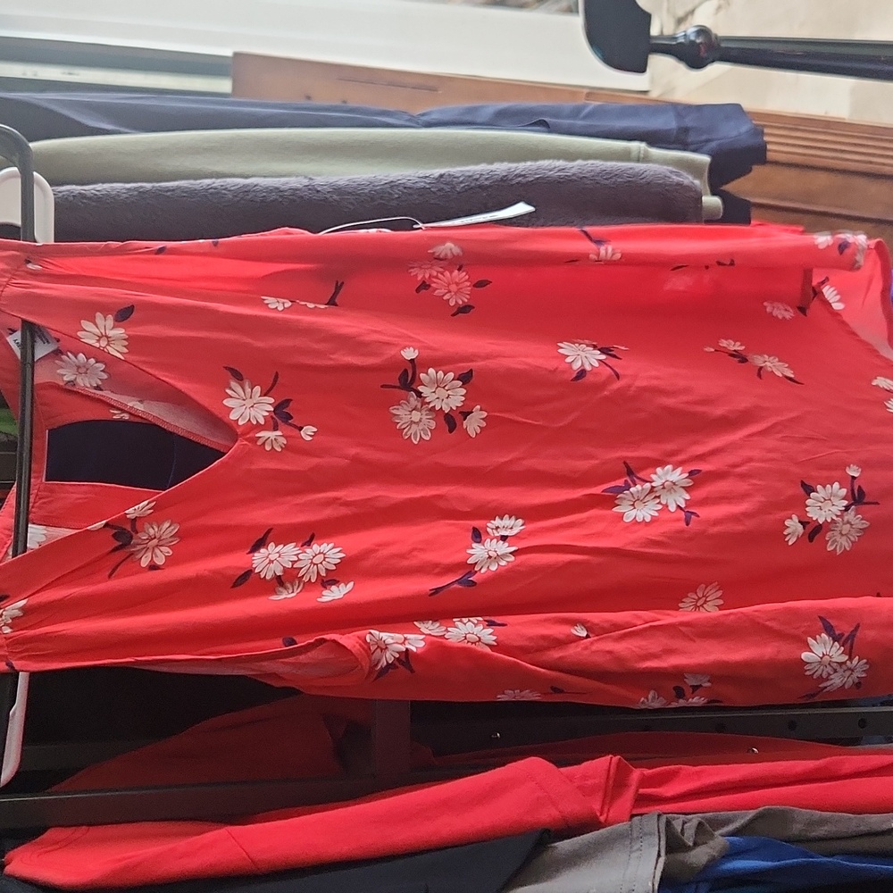 Old Navy Women's V-Neck Sleeveless Floral Red Top Size xs Lightweight Flowy